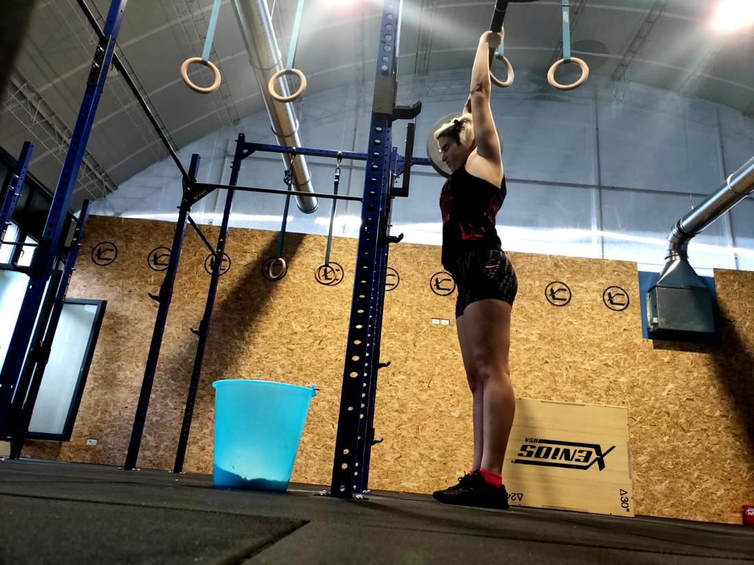 Un'atleta appesa agli anelli