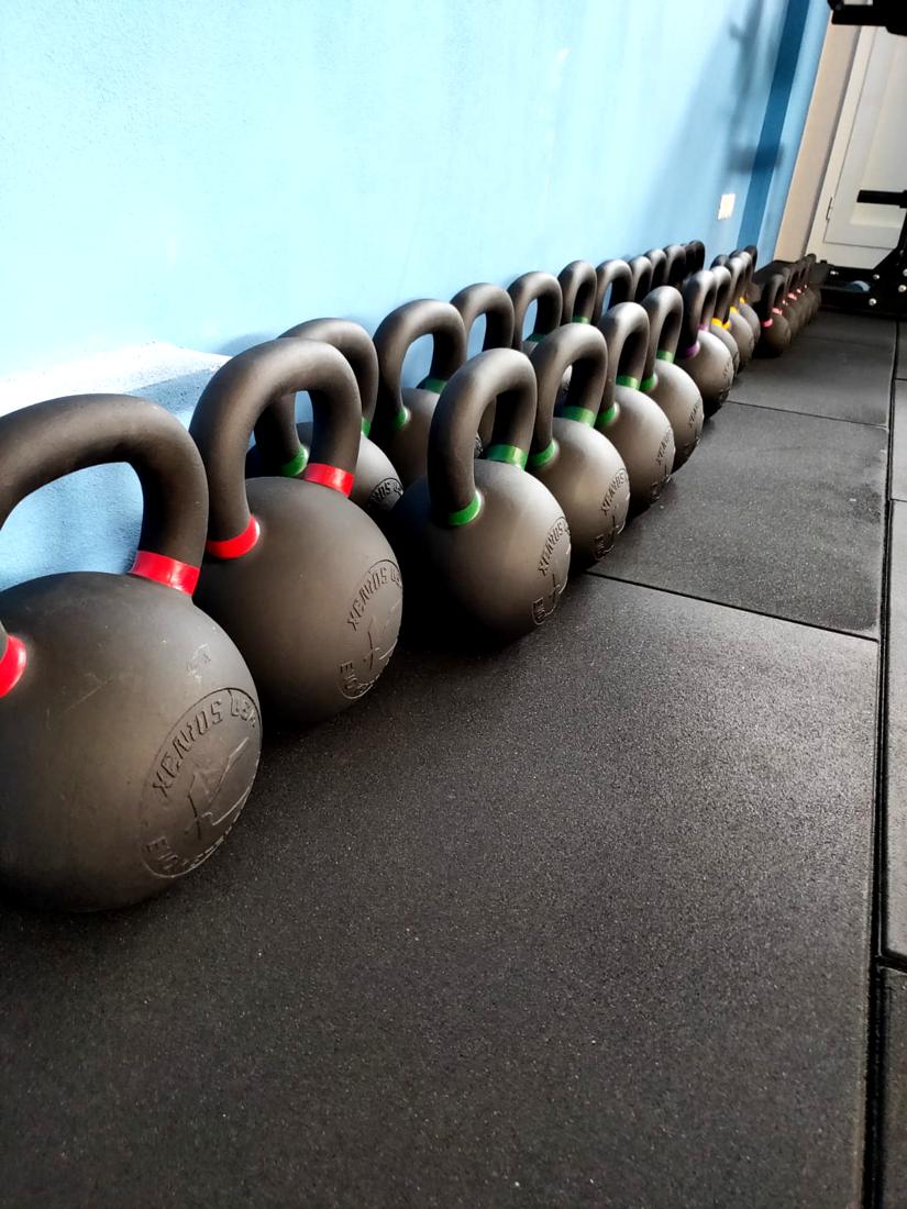 Una fila di kettlebell