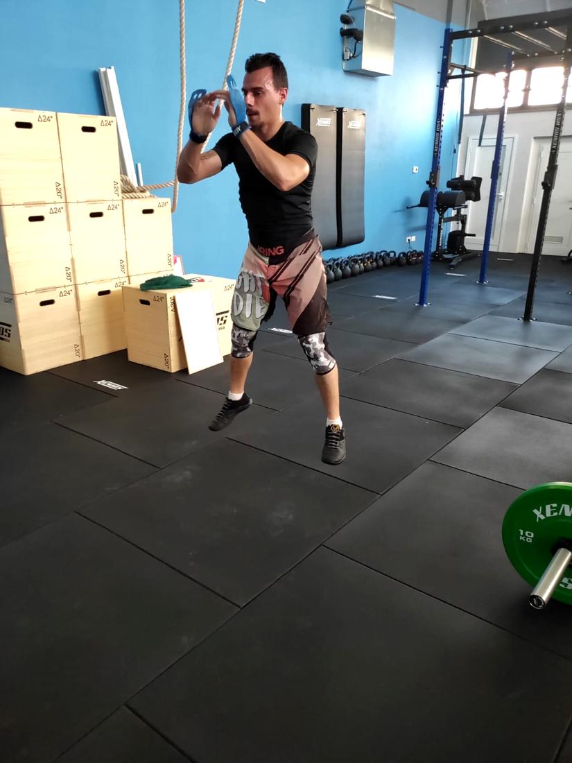 Un atleta salta la corda