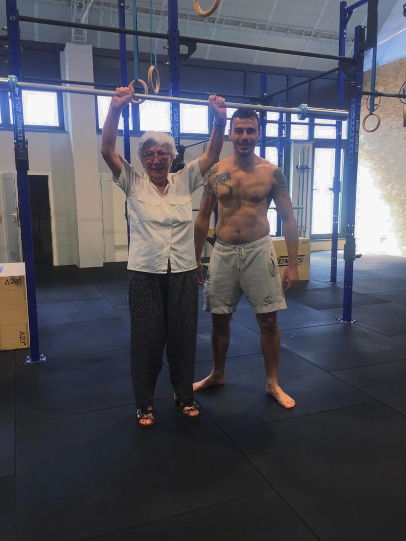 Un'atleta del box con il coach, sorridenti sotto il rig